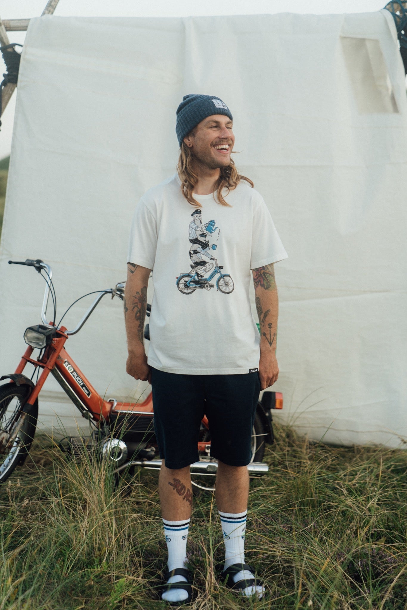 LAKOR Hitching a Ride T-shirt T-Shirt Star White