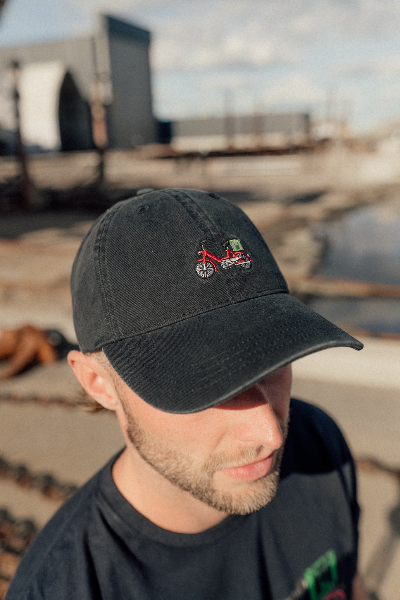 LAKOR Red Maxi Cap Headwear Black